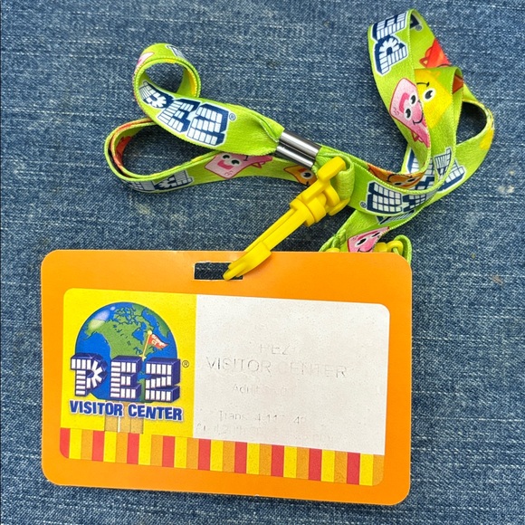 PEZ Bundle Santa and Daffy Duck Dispenser and PEZ lanyard - Picture 8 of 8